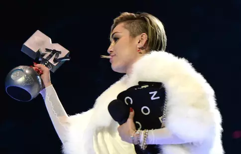 Miley Cyrus continuă seria momentelor controversate: Ce gest a făcut pe scenă la MTV EMA 2013