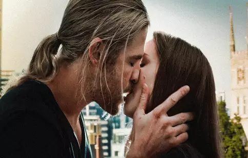 Chris Hemsworth s-a sărutat cu propria soţie în “Thor: Întunericul”!