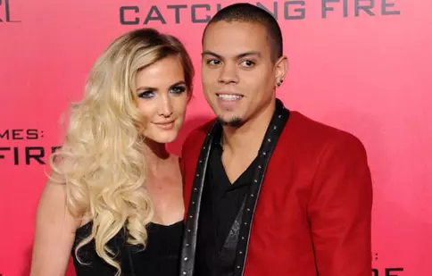 Ashlee Simpson s-a logodit de Revelion