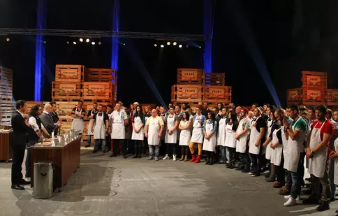 Juraţii "MasterChef" împart ultimele şorţuri şi dau startul primei probe eliminatorii