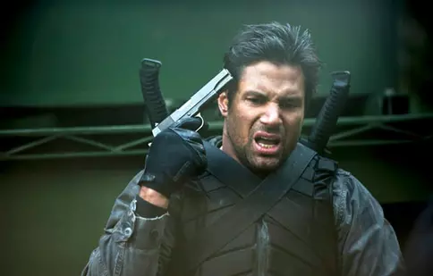 Manu Bennett dă din casa ”Arcașului”