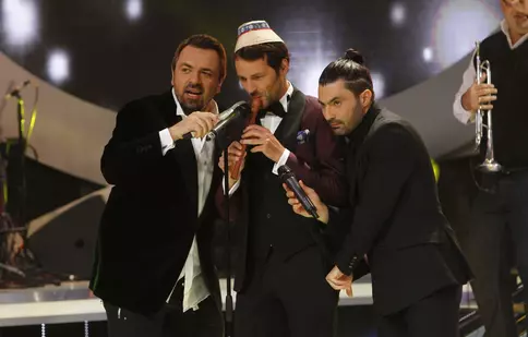Andrei Aradits cântă alături de HB Orchestra, în finala “Te cunosc de undeva!”