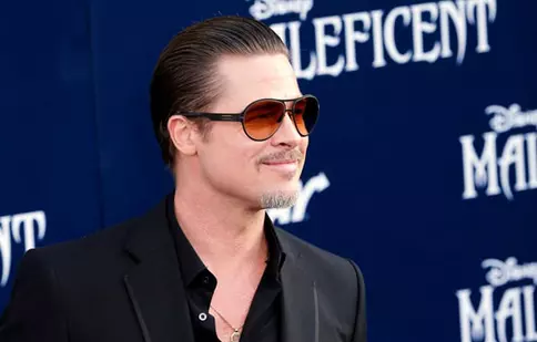 Brad Pitt se relaxează făcând pe fermierul