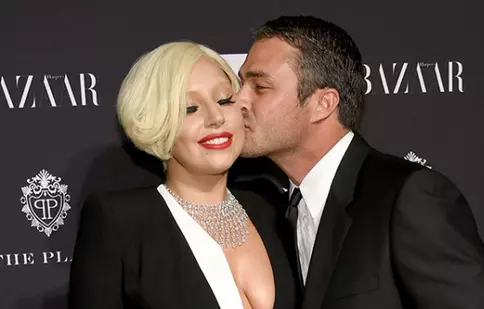 Lady Gaga spune că prietenul ei plânge când ea cântă