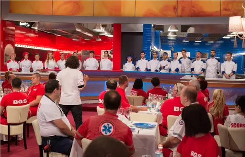 FOTO: Paramedicii iau cu asalt restaurantul ”Hell’s Kitchen”
