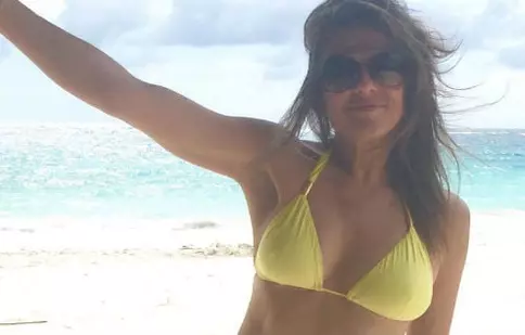 Elizabeth Hurley are un corp de invidiat la 50 de ani