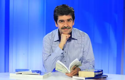 De vorbă cu Radu Paraschivescu despre “România în 7 gesturi”