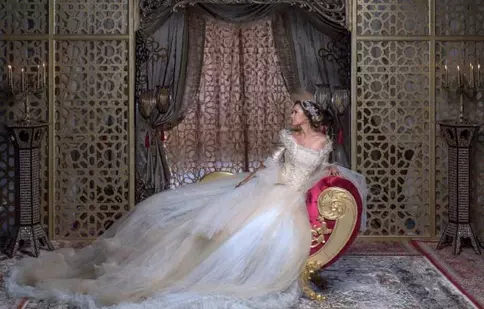 Kilometri de material textil și sute de accesorii au fost folosite pentru „Kosem”