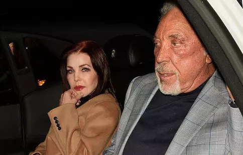 Priscilla Presley s-a cuplat cu Sir Tom Jones