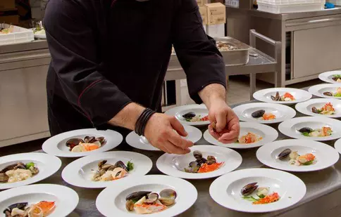 Chef Scărlătescu se pregătește pentru Festivalul Scoicilor: a pregătit 12 tone de scoici