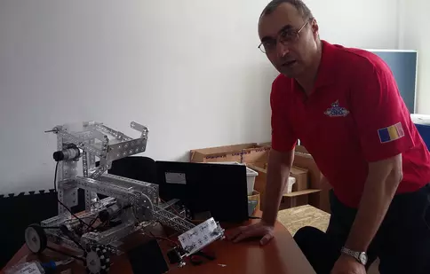 Jumatate dintre elevii echipei „Robotica CNRG” din Slatina care vin în București la marea finală FIRST Tech Challenge sunt olimpici la diverse materii
