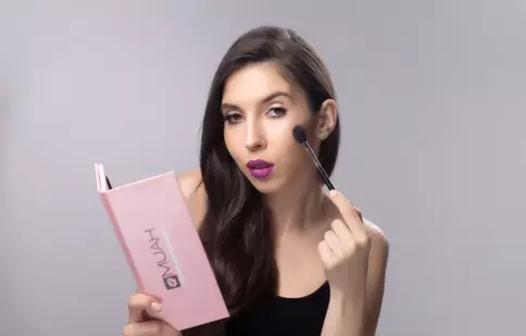 Află care sunt produsele de make-up multifuncționale din trusa ta