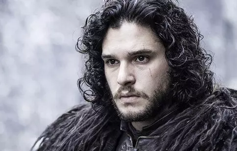 FOTO. Kit Harrington a renunțat la imaginea din „Game of Thrones”. Actorul s-a tuns și și-a lăsat mustață