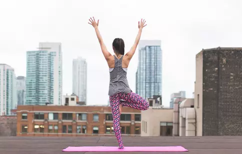 (P) 4 detalii pe care trebuie să le ştii înainte de primul antrenament la yoga