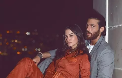 Can Yaman şi Demet Özdemir, premiaţi în Liban. Cum au arătat cei doi actori la gala Murex D’or!