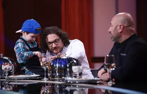 Diseară, de la 20:00, pe Antena 1, un copil de 4 ani le gătește chefilor Bontea, Dumitrescu și Scărlătescu