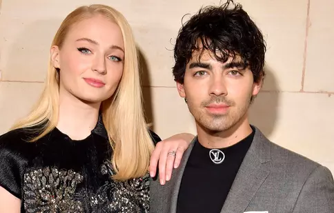 FOTO. Sophie Turner şi Joe Jonas s-au căsătorit în secret la Las Vegas. Actriţa din „Game of Thrones” a avut o ţinută atipică
