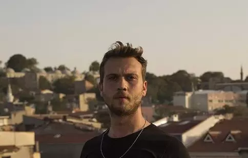 Ce face vara aceasta Aras Bulut Iynemli, protagonistul din „Legea familiei”?