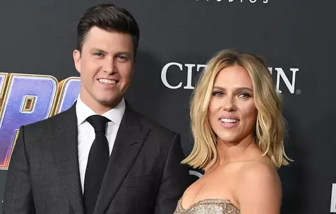FOTO. Scarlett Johansson își arată pentru prima dată inelul de logodnă estimat la 450.000 de dolari