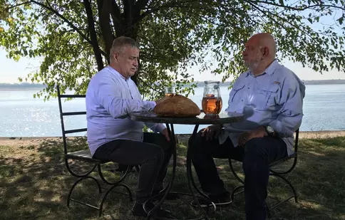 „Politică și delicatețuri”. Mircea Dinescu îl are invitat special pe actorul Valentin Teodosiu
