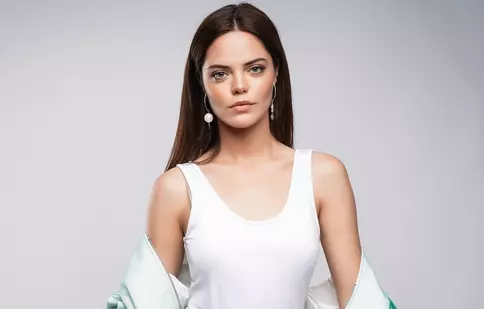Hilal Altinbilek, actrița care interpretează rolul principal din noul serial „Mă numesc Züleyha”, a fost supranumită Angelina Jolie a Turciei
