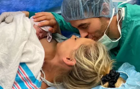 Primele imagini cu fetița nou-născută a cuplului Enrique Iglesias și Anna Kournikova