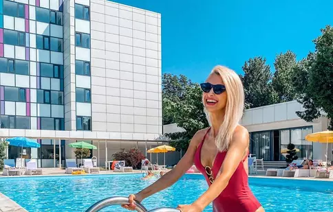 Andreea Bălan a plecat la mare, iar fetițele au rămas în grija lui George Burcea