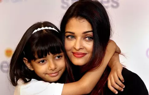Aishwarya Rai Bachchan și fiica ei au fost internate în spital