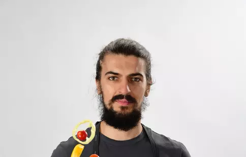O nouă emisiune culinară intră în grila TVR 1: „Guşti! Şi apoi mănânci - cu chef Alex Petricean”