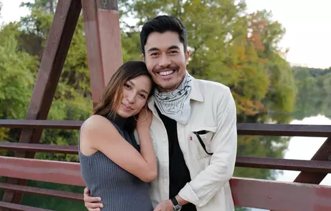 Henry Golding, actorul din „Crazy Rich Asians”, și soția sa așteaptă primul lor copil