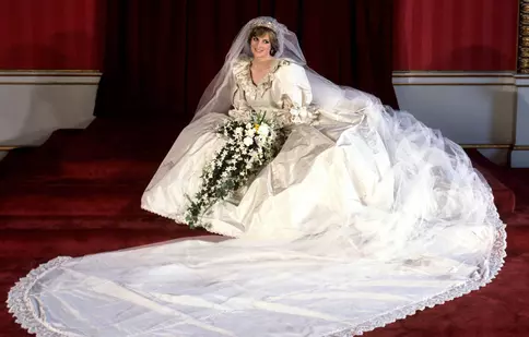 Rochia de mireasă a prinţesei Diana va fi expusă la Palatul Kensington