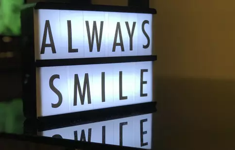 (P) Dinți galbeni, bruxism și carii ai dinților de lapte - trei afecțiuni pe care le căpătăm în mod inconștient și ce ai de făcut pentru a le trata