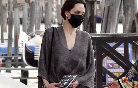 Angelina Jolie, ținută neașteptată pentru o plimbare în Veneția. Cine e alături de ea în orașul plutitor