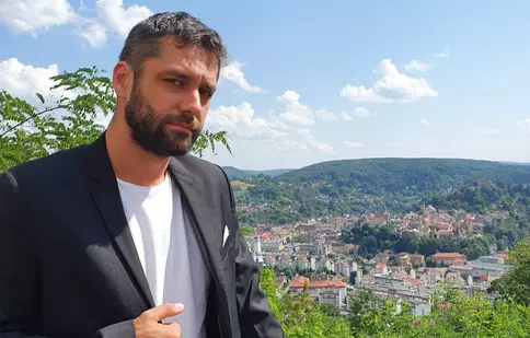 Alecsandru Dunaev, protagonistul din „Adela”, e prins cu filmările pentru sezonul 2, dar are și alte proiecte