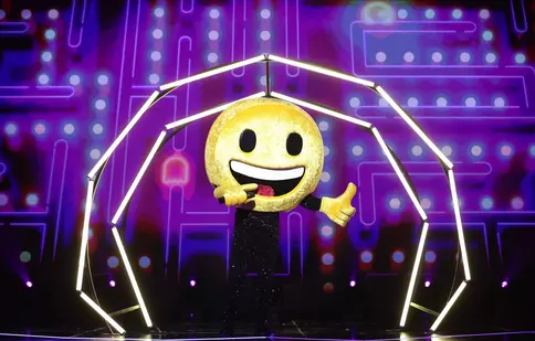 Surpriză la Masked Singer România! Cine este Emoji