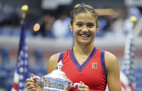 Cine e Emma Răducanu, fata care a câștigat entuziasmant ultimul turneu de Grand Slam al anului