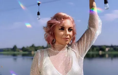 Eliza Natanticu a lansat prima melodie după Asia Express. A apărut în brațele unui actor în videoclipul piesei