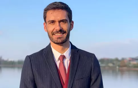 Primele imagini cu George Burcea din serialul Netflix „Wednesday”. Cum arată actorul în rolul valetului Lurch