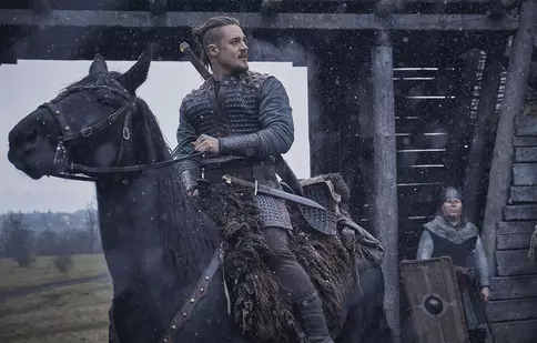 Vești bune pentru fanii serialului „The Last Kingdom”! Povestea lui Uhtred continuă în filmul Netflix „Seven Kings Must Die”