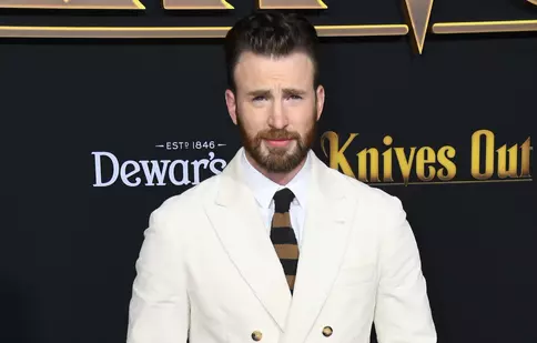 Chris Evans i se alătură lui Dwayne Johnson în comedia „Red One”