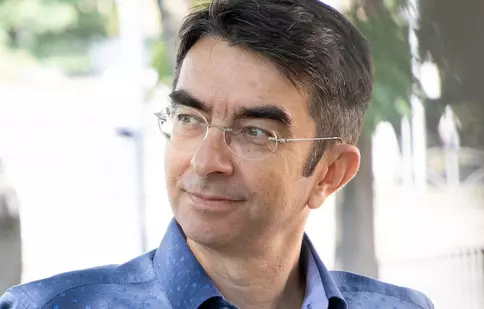 Mihai Găinușă a fost jefuit în plină zi. Imaginile surprinse de camerele de supraveghere