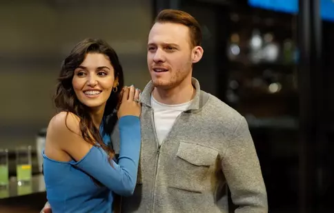 Hande Erçel și Kerem Bürsin, actorii din „Dragostea plutește în aer”, s-au despărțit. Care este motivul