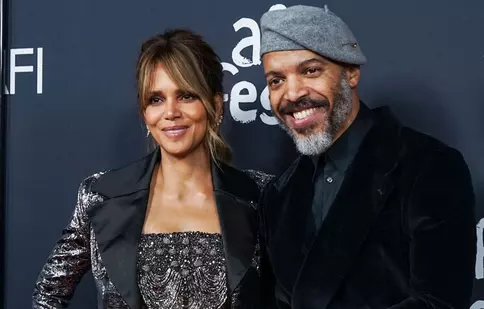 Cum i-a făcut Halle Berry pe prietenii ei celebri să creadă că s-a căsătorit cu iubitul ei, Van Hunt
