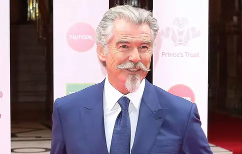 Pierce Brosnan, total schimbat în rolul Regelui Ludovic al XIV-lea. Actorul de 68 de ani are părul șaten și lung până la umeri