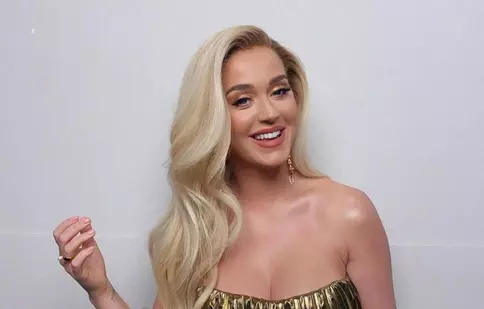 Katy Perry, în ipostaze provocatoare pe Instagram. Artista a pozat topless