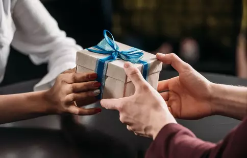 Când nu poți impresiona, cucerește cu simțul umorului - 3gifts te inspiră