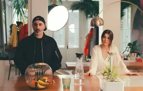 Cabron și Theo Rose au lansat melodia „Fructul Interzis”. Cum arată videoclipul