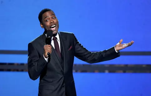 Cine este Chris Rock, comediantul pălmuit de Will Smith