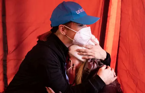 Imagini cu Andreea Marin alături de refugiații din Ucraina. „O zi în Vama Siret. Impresionant și cutremurător”