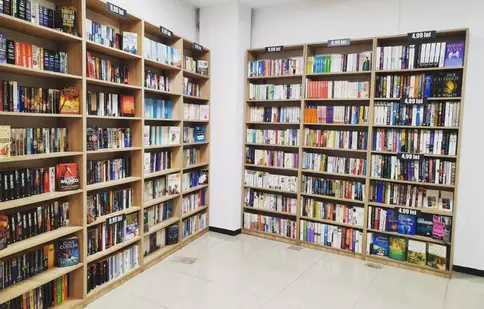 Top cărți în limba engleză pe care să le ai în bibliotecă